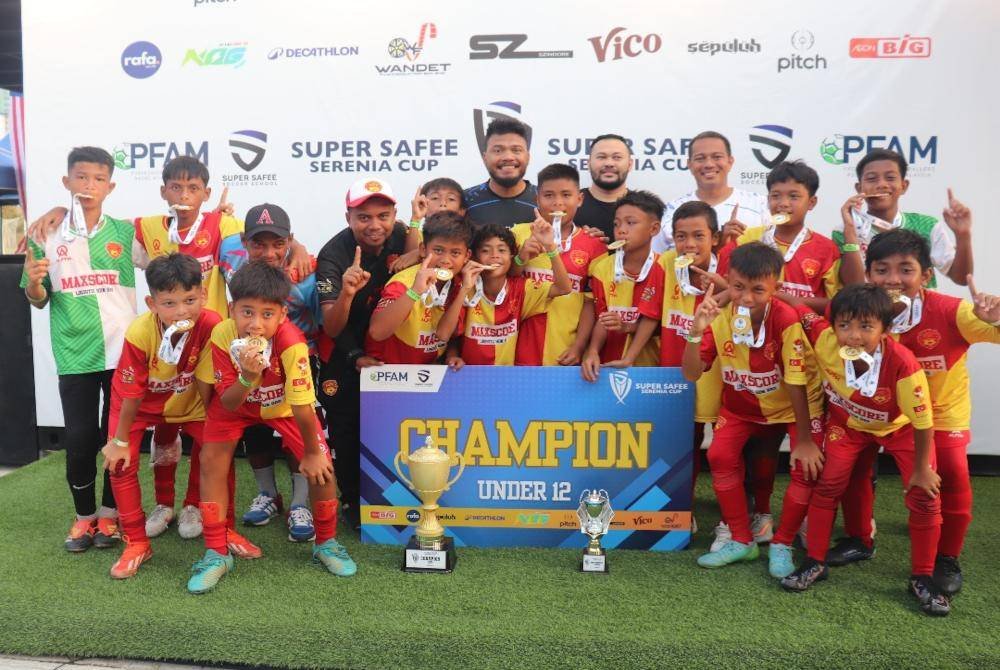 Pemain-pemain ASFC Juniors meraikan kejayaan menjulang Piala Super Safee Serenia B-12.