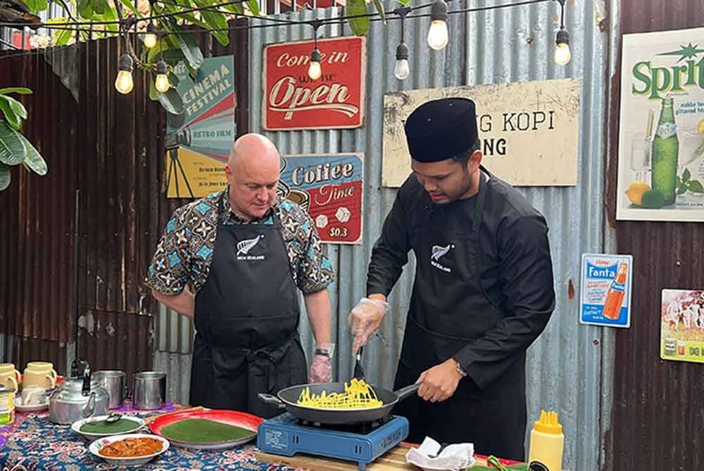 Khairul Aming membuat demonstrasi memasak roti jala bersama Perdana Menteri New Zealand, Christopher Luxon. Foto Awani