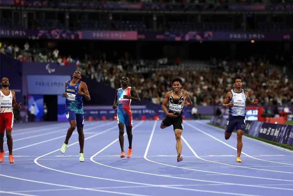 Ammar Aiman (dua, kanan) beraksi dalam acara 400m lelaki (kecacatan intelektual) peringkat akhir Sukan Paralimpik Paris 2024.