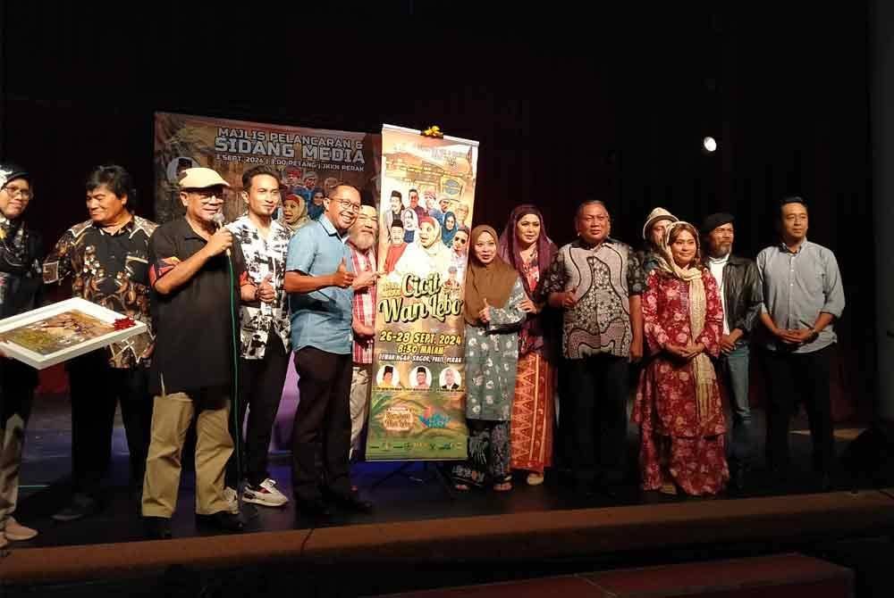 Mohd Nizar (empat dari kanan) bersama pelakon yang akan membintangi Teater Wan Lebo selepas menyempurnakan Majlis Pelancaran dan Sidang Media Teater Muzikal Cicit Wan Lebo di Jabatan Kebudayaan dan Kesenian Negeri Perak, di sini pada Selasa.