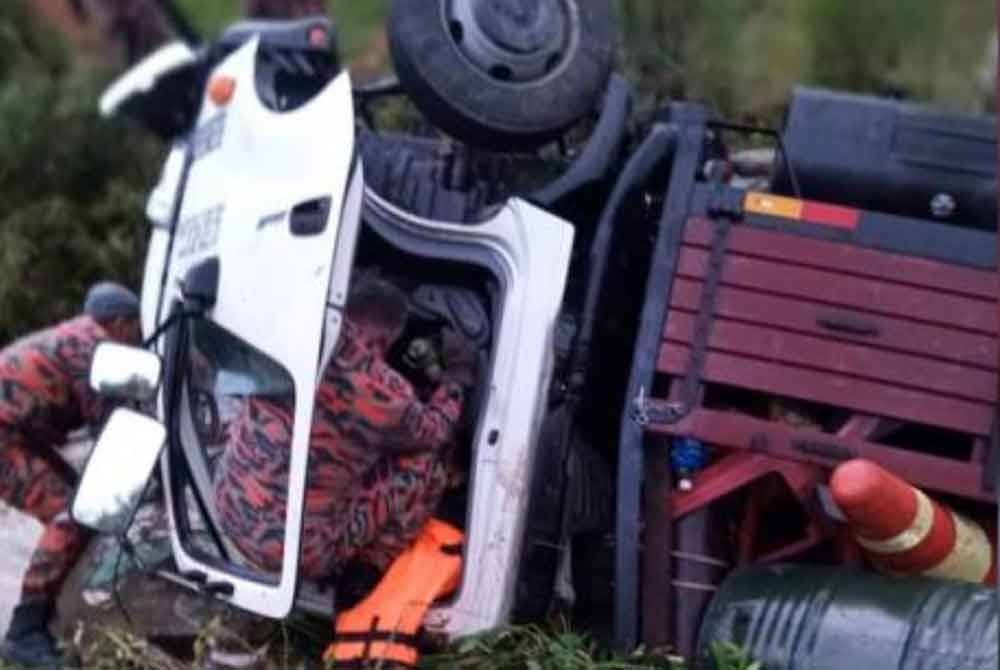 Seorang lelaki maut sementara tiga lagi cedera selepas lori jenis Hino yang dinaiki mereka terbabas dan terbalik ke dalam longkang.