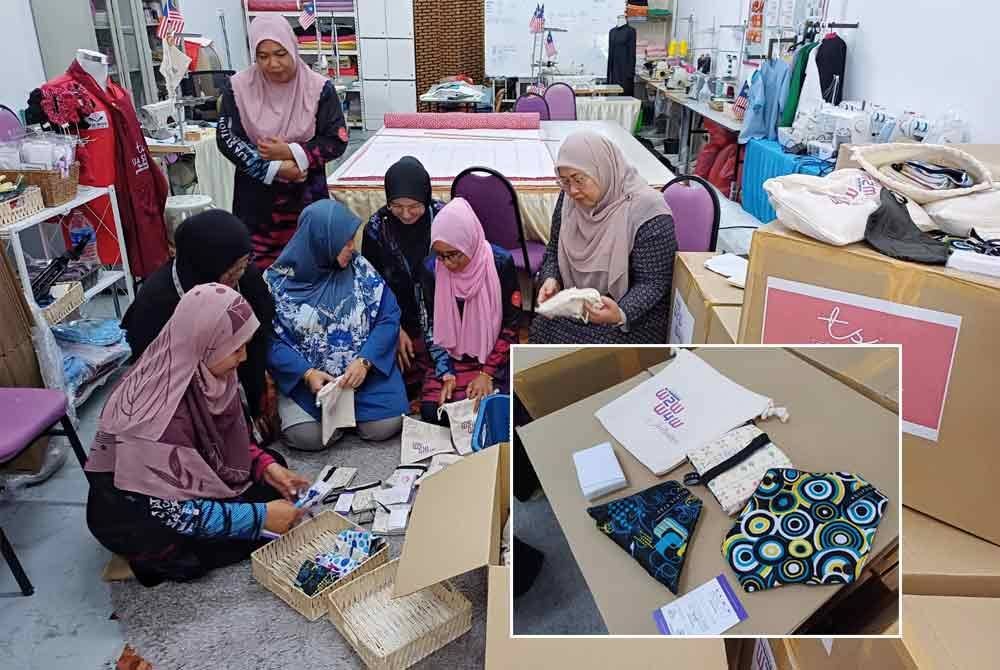 Fuziah (kanan) bersama tukang jahit memasukan barangan keperluan wanita dalam bag sebelum dimasukan ke dalam kotak ketika meninjau persiapan akhir projek pembuatan kit kebersihan wanita di Teja SKills Tanjung Lumpur.