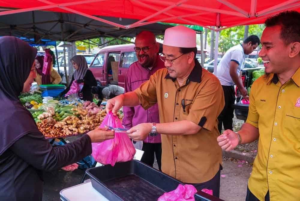 Program dianjurkan dengan kerjasama Pusat Khidmat Masyarakat Dewan Undangan Negeri (DUN) Bandar itu turut menawarkan barangan mentah lain pada harga rendah.