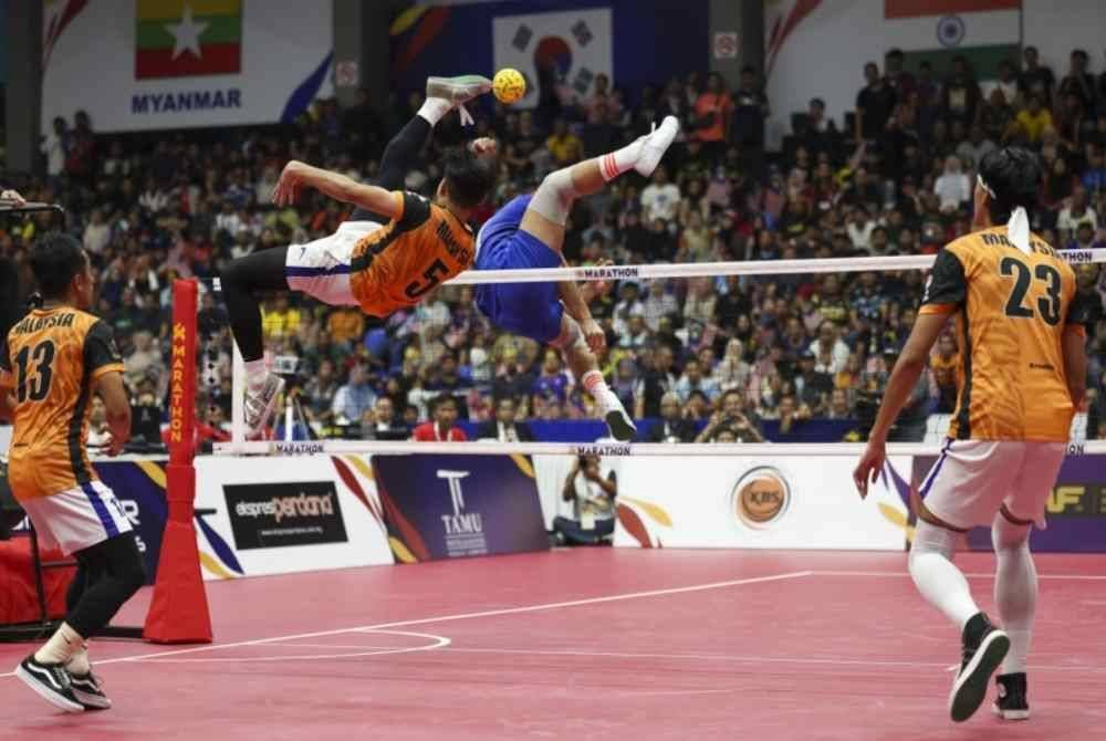 Imbas kembali aksi Malaysia menentang Thailand dalam perlawanan akhir acara regu pada Kejuaraan Piala Dunia Sepak Takraw 2024 di Stadium Titiwangsa. Foto Bernama