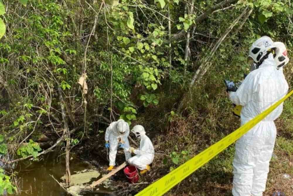 Petugas melakukan kerja persampelan terhadap buangan di kawasan tersebut.