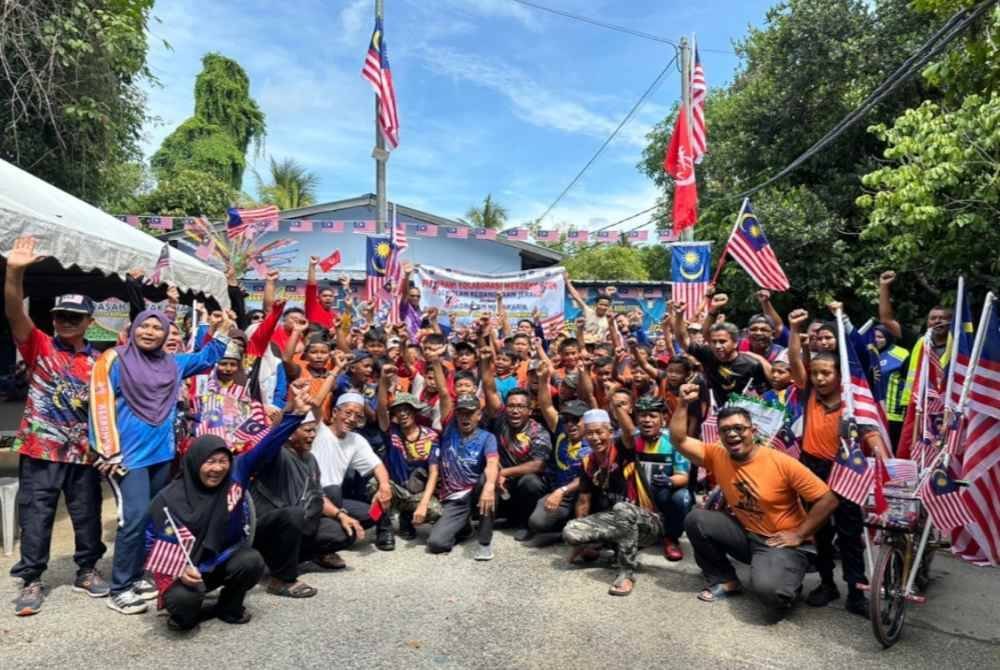 Laungan kemerdekaan oleh peserta Program Sambutan Kemerdekaan ke-67 dan Hari Malaysia di Kampung Jeram, Pasir Puteh.