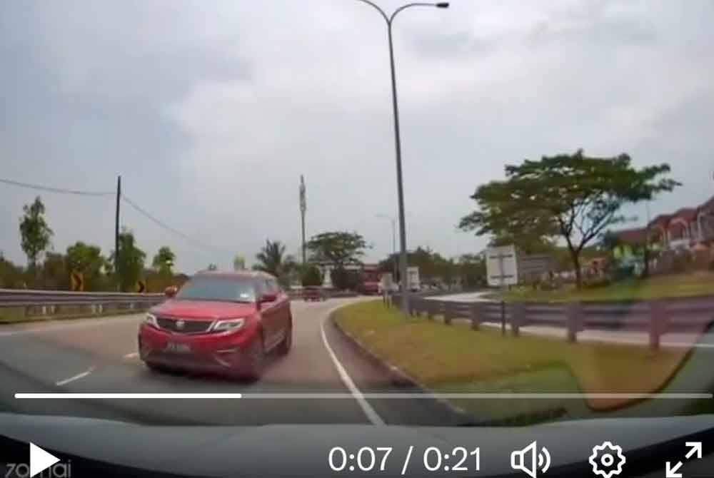 Video tular memaparkan kenderaan SUV yang dipandu secara melawan arus.