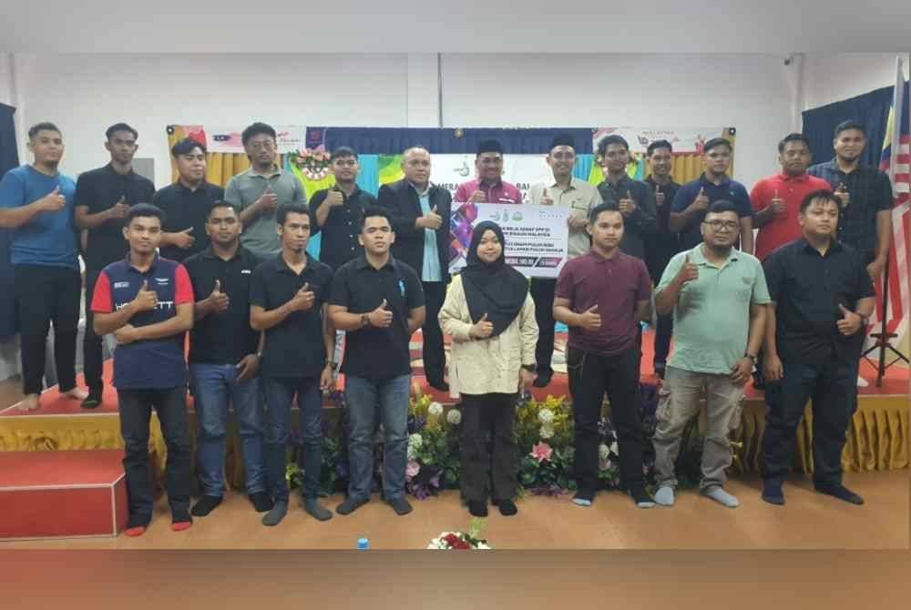 20 peserta bergambar bersama Setiausaha MAINPP, Datuk Rosidi Hussain (tengah) sebelum majlis meraikan pelajar baharu ZPP - ABM 2024 pada Rabu.