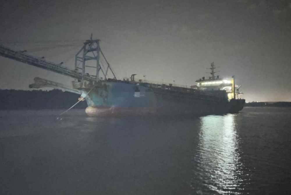 Sebuah kapal pasir dipercayai berlabuh tanpa kebenaran ditahan Agensi Penguatkuasaan Maritim Malaysia (Maritim Malaysia) Selangor dekat Sungai Kembung di sini pada Rabu.