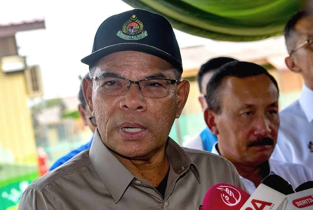 Saifuddin Nasution ditemui pemberita selepas merasmikan Baitul Mahabbah di Depot Imigresen Tanah Merah hari ini. Foto Bernama