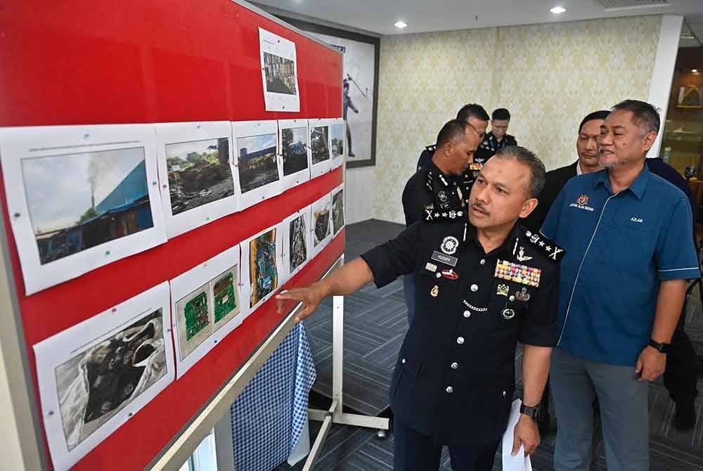 Mohd Yusoff menunjukkan gambar barangan e-waste yang dirampas.