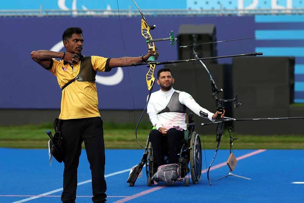 Suresh beraksi ketika menentang pemanah Iran Mohammad Reza dalam pusingan penyingkiran 1/8 recurve individu lelaki terbuka Sukan Paralimpik Paris 2024 di Stade de France hari ini. - Foto: Bernama