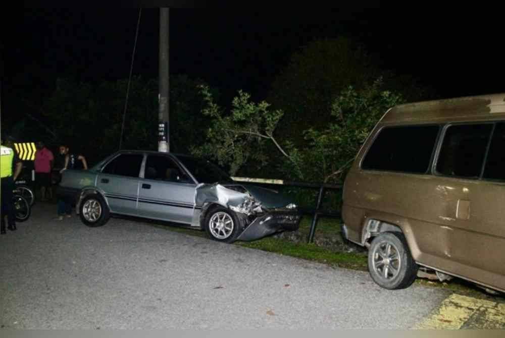 Keadaan kereta Toyota Corolla dipandu kanak-kanak lelaki berusia 10 tahun selepas melanggar sebuah van yang diparkir di bahu jalan