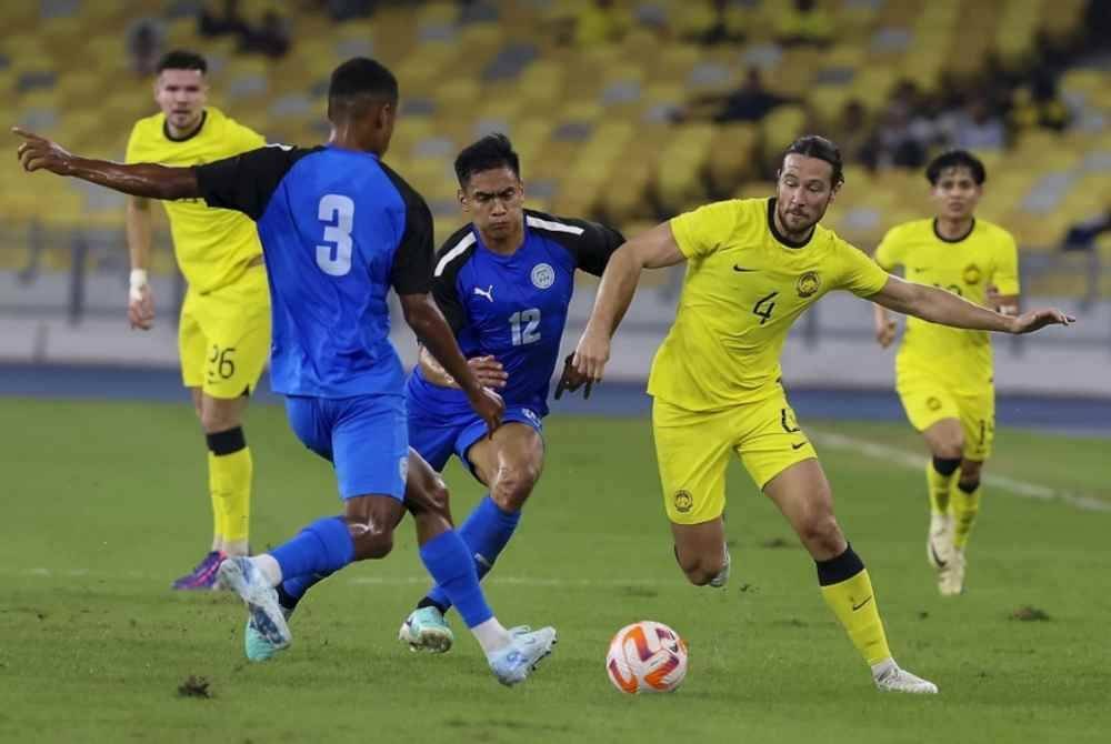 Pemain Malaysia Daniel Ting (dua dari kanan) diasak oleh dua pemain Filipina pada perlawanan separuh akhir Pesta Bola Merdeka 2024, Malaysia menentang Filipina di Stadium Nasional Bukit Jalil malam ini. Foto Bernama