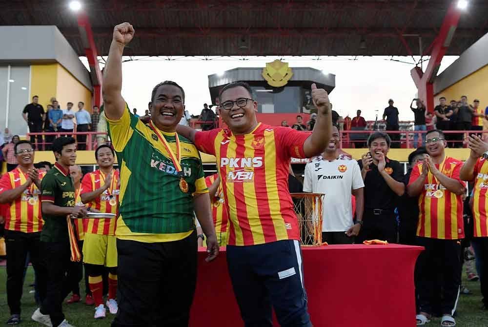 Menteri Besar Selangor, Datuk Seri Amirudin Shari (depan, kanan) bersama Menteri Besar Kedah, Datuk Seri Muhammad Sanusi Md Nor (depan, kiri) bergambar bersama selepas perlawanan persahabatan di antara pasukan pilihan MB Selangor menentang pasukan pilihan MB Kedah di Padang Pusat Latihan Selangor FC Seksyen 5 Shah Alam, pada Selasa. Foto Bernama