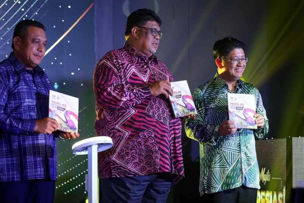 Ab Rauf (tengah) bersama Menteri Pembangunan Usahawan dan Koperasi Datuk Ewon Benedick (kanan) semasa melancarkan Buku ‘Profil 100 Koperasi Terbaik Malaysia Tahun 2024’ pada Majlis Apresiasi Gerakan Koperasi di sebuah hotel hari ini. Foto Bernama