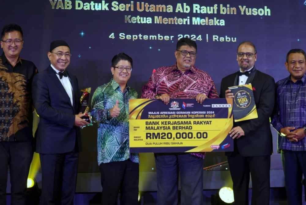 Ewon (tiga dari kiri) bersama Ab Rauf (tiga dari kanan) menyampaikan Anugerah Koperasi Premier kepada Bank Kerjasama Rakyat Malaysia Berhad yang merupakan antara lima pemenang pada majlis Apresiasi Gerakan Koperasi di sebuah hotel hari ini. Foto Bernama