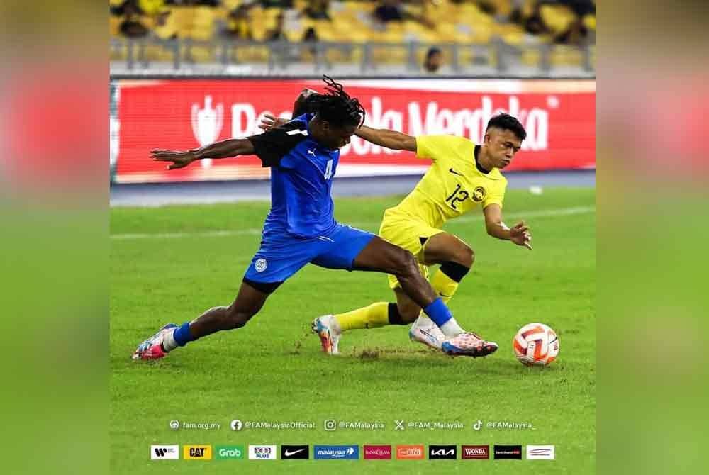 Arif Aiman Hanapi diasak pemain Filipina dalam aksi separuh akhir Pestabola Merdeka di Stadium Nasional Bukit Jalil pada Rabu. Foto: FAM