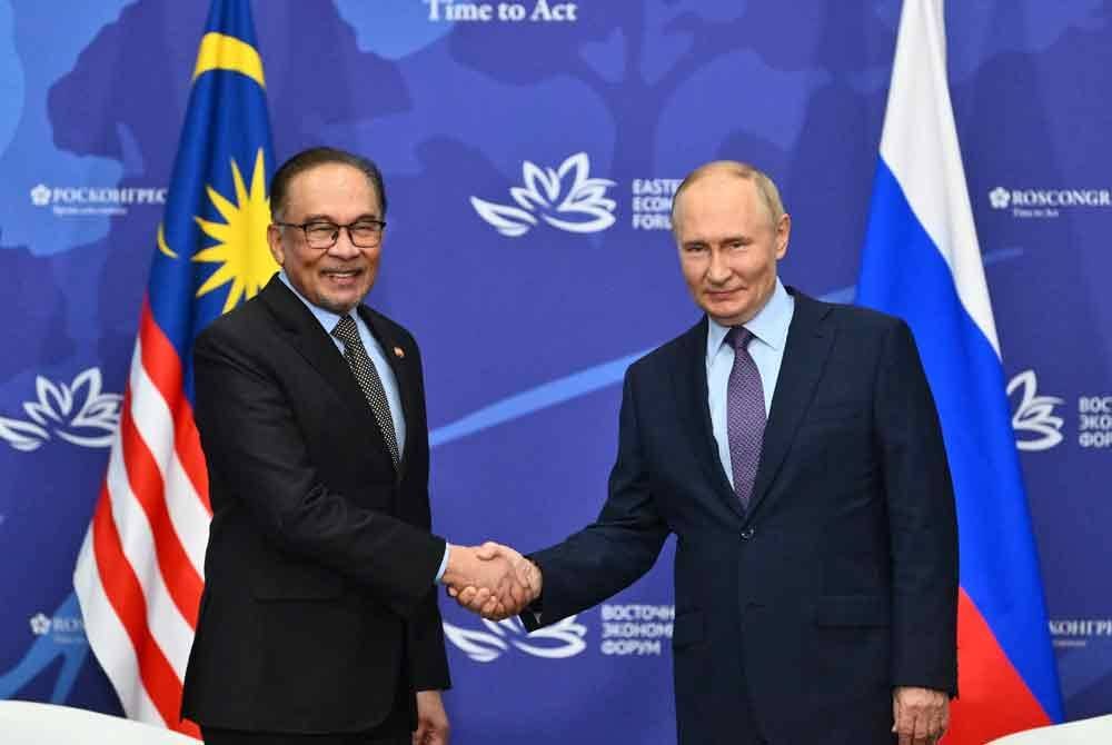 Putin bertemu Anwar di luar Forum Ekonomi Timur di Vladivostok pada Rabu. Foto AFP