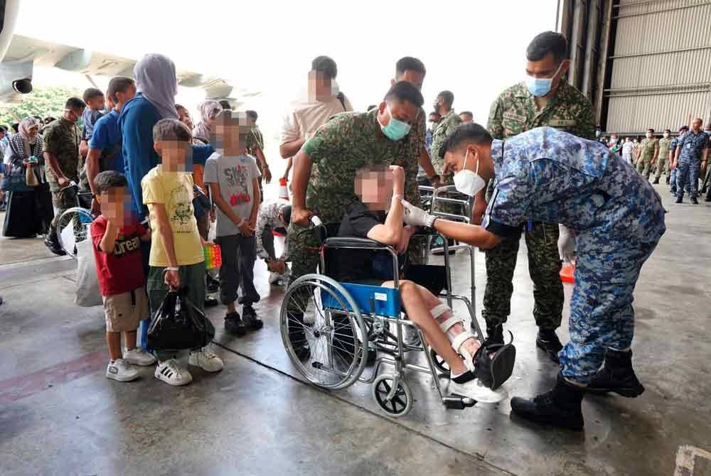 41 pesakit rakyat Palestin membabitkan 20 lelaki dan 21 perempuan berusia lapan bulan hingga 62 tahun bersama ahli keluarga mereka, dibawa ke negara ini untuk menerima rawatan perubatan. Foto fail