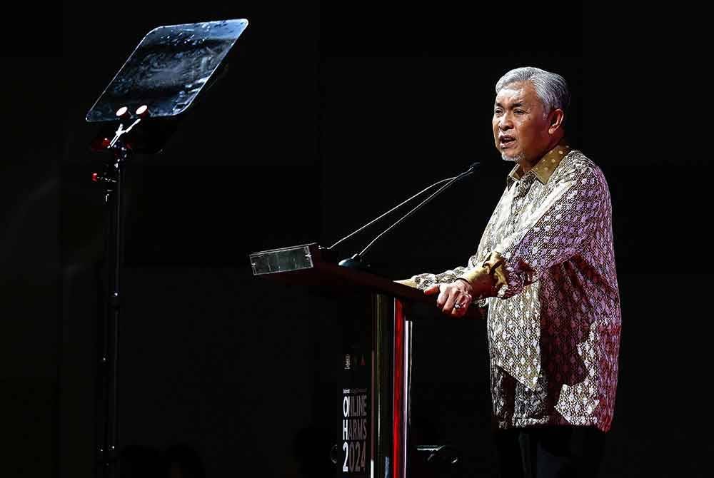 Ahmad Zahid menyampaikan ucapan pada Persidangan Perundangan Antarabangsa berkenaan dengan Ancaman Dalam Talian 2024 di Pusat Konvensyen Kuala Lumpur hari ini. - Foto: Bernama