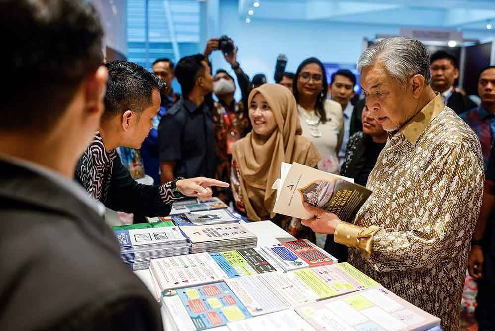 Ahmad Zahid melawat reruai pameran pada Persidangan Perundangan Antarabangsa berkenaan dengan Ancaman Dalam Talian 2024 di Pusat Konvensyen Kuala Lumpur hari ini. Foto Bernama