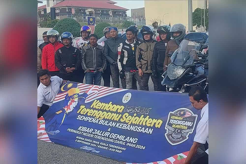 Ahmad Samsuri (kanan) pada konvoi motosikal Kembara Terengganu Sejahtera sempena Kempen Kibar Jalur Gemilang Peringkat Negeri Terengganu.