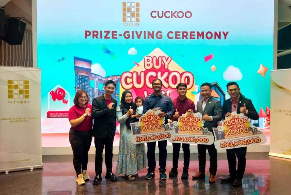 Jubaidah diwakili anaknya, Putera Adam Awang Nazir (tiga kanan) dan Rabbani (empat kiri) menerima hadiah daripada pihak pengurusan CUCKOO International dan NCT Group di Pejabat NCT Group pada Khamis.