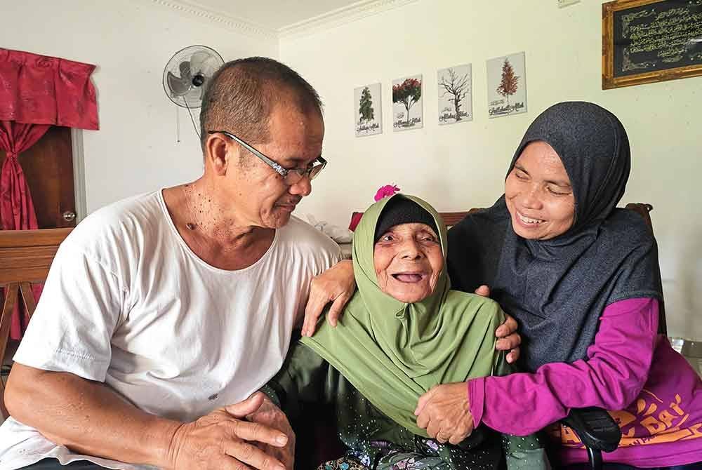 Rosidah dan suami bersyukur masih dapat merasai kasih sayang emak yang kini sudah berusia 105 tahun