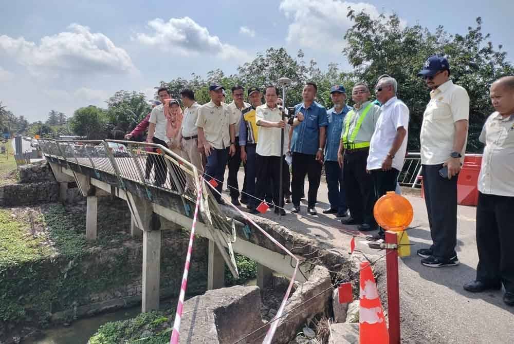 Ahmad (tengah) meninjau lokasi projek di Kampung Baru Tengah di Kluang pada Khamis.