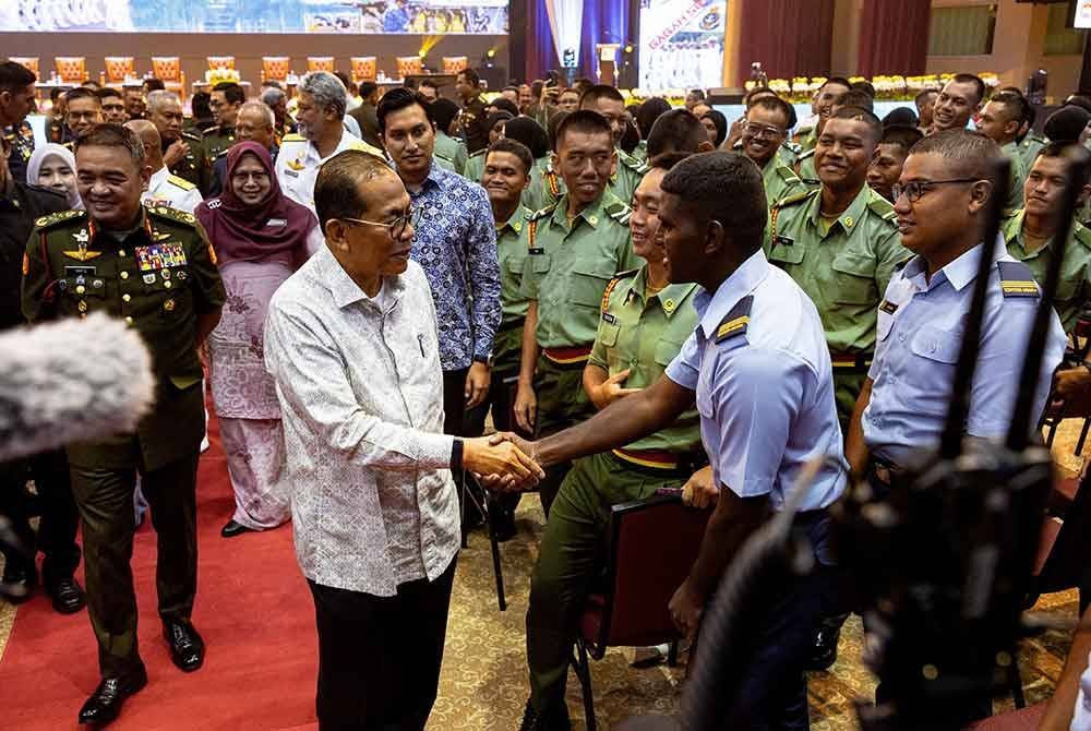 Mohamed Khaled beramah mesra bersama Pegawai Kadet Pasukan Latihan Pegawai Simpanan (Palapes) pada Program Executive Lecture Menteri Pertahanan Bersama Palapes Universiti Awam di Universiti Pendidikan Sultan Idris (UPSI) hari ini. Foto Bernama