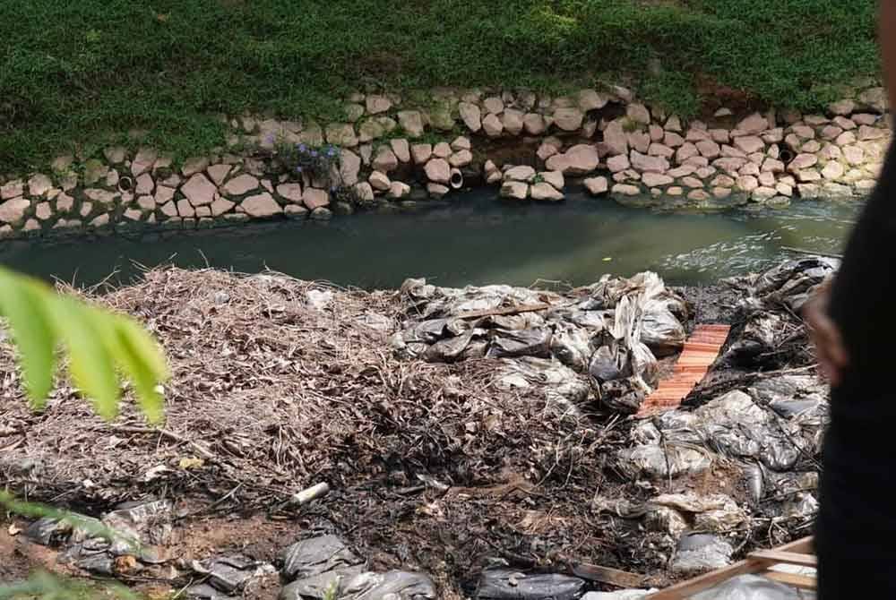 Lokasi penemuan beberapa objek yang tidak dikenal pasti yang dibuang di tepi sungai dalam bentuk bungkusan di anak Sungai Pandan berhampiran Taman Daya Johor Bahru. Foto Tian Soon