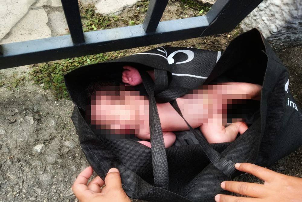 Keadaan bayi yang masih i bertali pusat ditinggalkan dalam dalam sebuah beg. Foto Ihsan PDRM