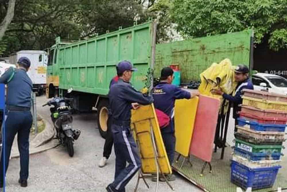 Barangan dan peralatan disita dihantar ke Stor Sitaan DBKL Jalan Lombong, Taman Miharja Cheras untuk dokumentasi. Foto DBKL