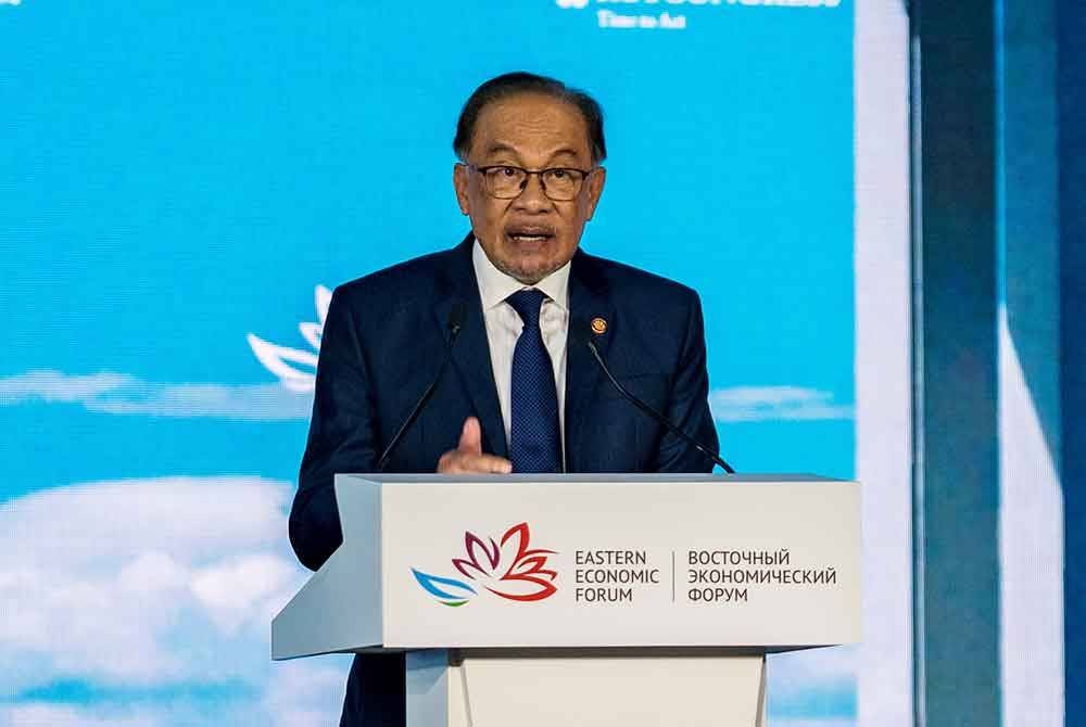 Perdana Menteri Datuk Seri Anwar Ibrahim menyampaikan ucaptama pada sesi pleno sempena Forum Ekonomi Timur (EEF) ke-9 di Kampus Far Eastern Federal University (FEFU) pada Khamis. Foto Bernama