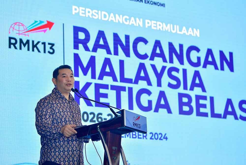 Menteri Ekonomi Rafizi Ramli ketika berucap pada Majlis Persidangan Permulaan Rancangan Malaysia Ketiga Belas, 2026-2030 di Movenpick Hotel & Convention Centre KLIA, hari ini. Foto Bernama