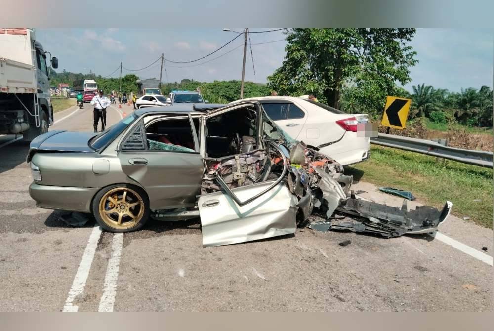 Kemalangan membabitkan dua kenderaan di Kilometer 32 Jalan Tampin-Gemas di Tampin pada Khamis.