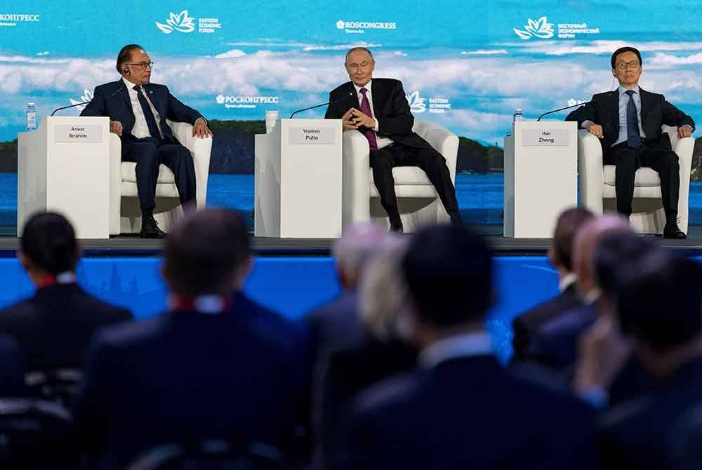 Perdana Menteri Datuk Seri Anwar Ibrahim bersama Presiden Rusia, Vladimir Putin ketika sesi pleno sempena Forum Ekonomi Timur (EEF) ke-9 hari ini. Foto Bernama