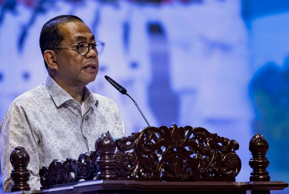 Mohamed Khaled ketika berucap pada Program Executive Lecture Menteri Pertahanan Bersama Pegawai Kadet Pasukan Latihan Pegawai Simpanan (PALAPES) Universiti Awam di UPSI hari ini. Foto Bernama