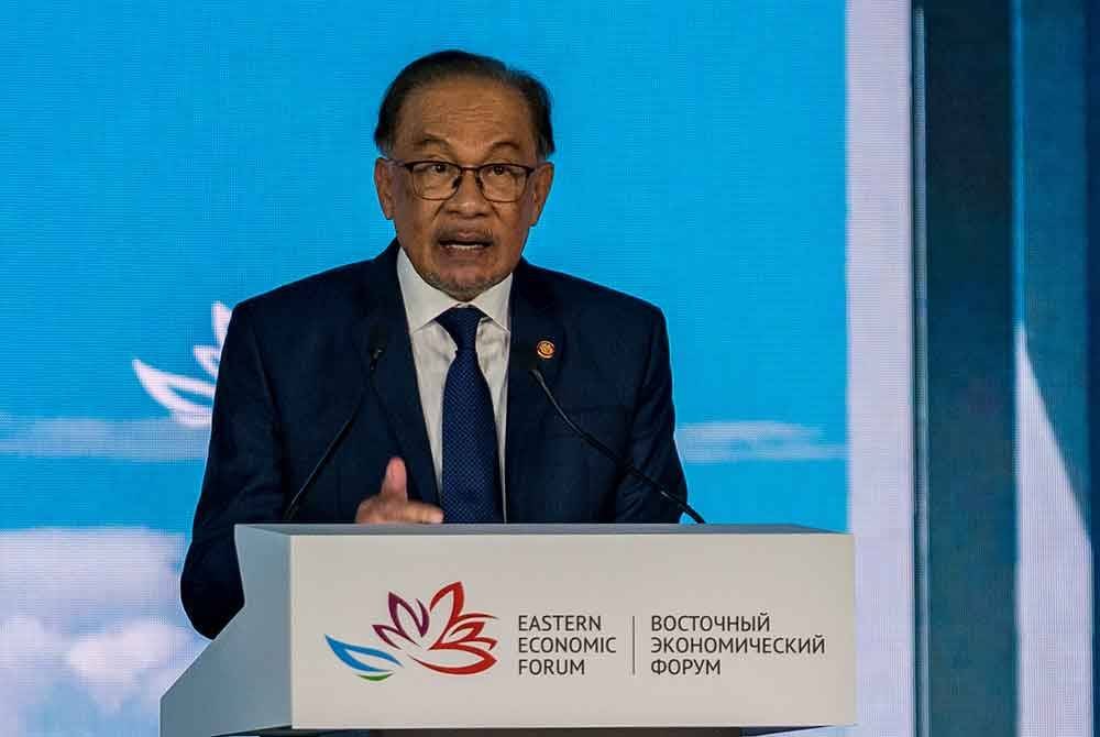 Anwar menyampaikan ucaptama pada sesi pleno sempena Forum Ekonomi Timur (EEF) ke-9 di Kampus Far Eastern Federal University (FEFU) hari ini. Foto Bernama