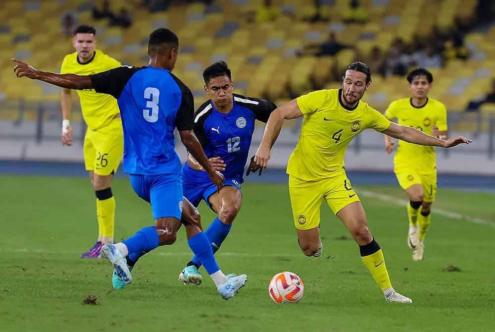 Aksi pemain Malaysia Daniel Ting (dua, kanan) ketika perlawanan separuh akhir Pesta Bola Merdeka 2024, Malaysia menentang Filipina di Stadium Nasional Bukit Jalil. Foto Bernama