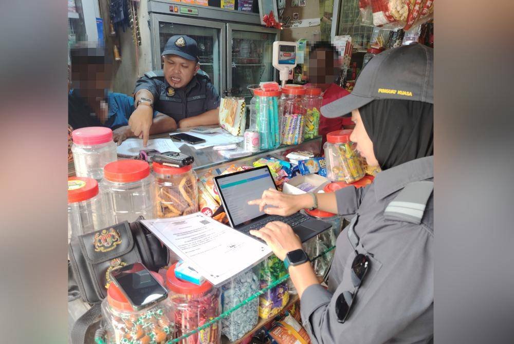 KPDN menjalankan pemeriksaan di salah sebuah kedai runcit menerusi Op Viral di Segambut Dalam, Kuala Lumpur pada Khamis.