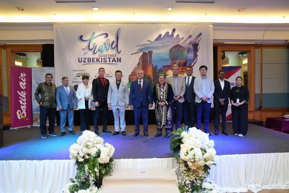 (Lima dari kiri) Datuk Seri King Lim Chin Fui bersama Karomidin Gadoev dan tetamu jemputan yang lain bergambar selepas Majlis Pelancaran 'Travel Together to Uzbekistan' pada Khamis.