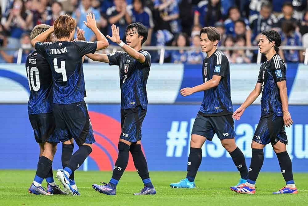 Mitoma meraikan jaringan bersama pemain Jepun lain ketika menentang China dalam perlawanan di Stadium Saitama, Saitama, pada Khamis. Foto AFP