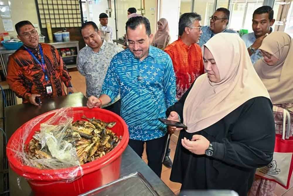 Asyraf (baju biru) menjalankan &#039;terjahan&#039; di dewan selera MRSM Taiping, Perak.