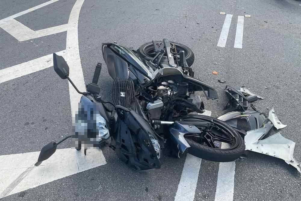 Keadaan motosikal yang terlibat dalam kemalangan di KM146.8 Jalan Johor Bahru-Melaka di Batu Pahat, pada petang Ahad lalu.