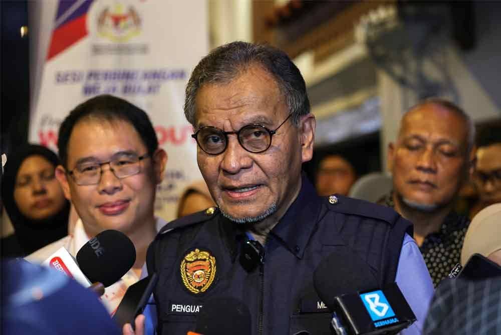 Dr Dzulkefly (tengah) menjawab pertanyaan media selepas menghadiri Program Walkabout Premis Bersih, Bebas Asap (BeBAs) di Jalan Dhoby malam Khamis. Foto Bernama