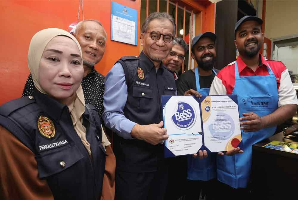 Dr Dzulkefly (tiga, kiri) menyerahkan Sijil Pengiktirafan Premis &#039;Bersih dan Selamat&#039; (BeSS) kepada wakil kedai sempena Program Walkabout Premis Bersih, Bebas Asap (BeBAs) di Jalan Dhoby malam Khamis. Foto Bernama