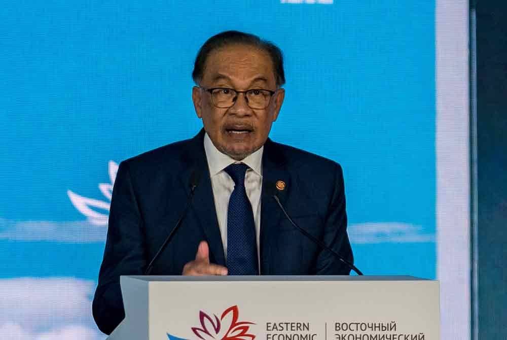 Anwar menyampaikan ucaptama pada sesi pleno sempena Forum Ekonomi Timur (EEF) ke-9 di Kampus Far Eastern Federal University (FEFU) pada Khamis. Foto Bernama