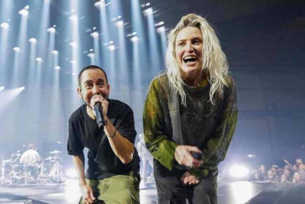 Mike Shinoda (kiri) bersama Emily Armstrong ketika membuat persembahan di Los Angeles. Foto AP